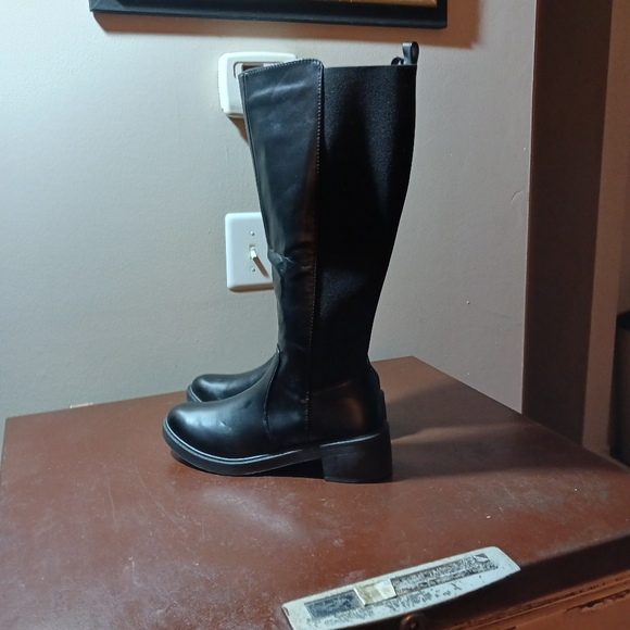 Rouge boots - Picture 2 of 2